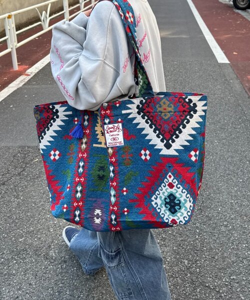 SOUNDSGOOOOD（サウンズグッド）の「【SOUNDS GOOOOD】ゴブラン柄トートバッグ（トートバッグ・レディース・ブルー/ブラック・ONE SIZE）」の2枚目の写真