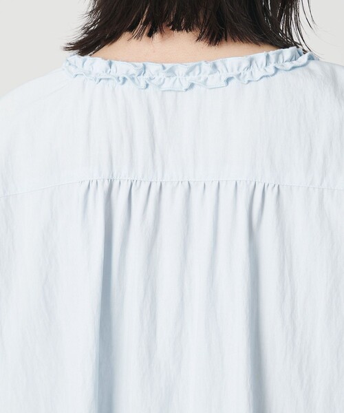 BEAUTY&YOUTH UNITED ARROWS(ビューティーアンドユースユナイテッドアローズ)の「【WEB限定 Wardrobe DAILY MINIMAL】ラッフル Vネックブラウス ウォッシャブル(シャツ/ブラウス・レディース・ダークグレー/オフホワイト/ライトブルー・FREE)」の21枚目の写真