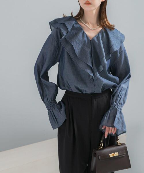 URBAN RESEARCH ROSSO WOMEN(アーバンリサーチ ロッソ)の「Vネックラッフルシアーデニムブラウス(シャツ/ブラウス・レディース・ネイビー/インディゴブルー・FREE)」の2枚目の写真