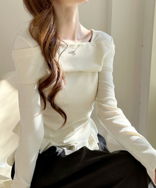 Ada.（エイダ）の「オフショル風 サイドギャザー トップス（Tシャツ/カットソー・レディース・アイボリー/ブラック/グレー・FREE）」の2枚目の写真