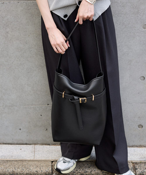 SLOBE IENA（スローブイエナ）の「《追加6》SLOBE ベルトスクエアトートバッグ（ショルダーバッグ・レディース・ブラック・FREE）」の2枚目の写真