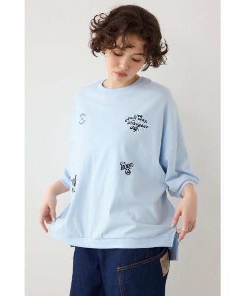 RODEO CROWNS WIDE BOWL(ロデオクラウンズワイドボウル)の「発泡マルチロゴビッグトップス(Tシャツ/カットソー・レディース・ブラック/サックスブルー/オフホワイト・FREE)」の1枚目の写真