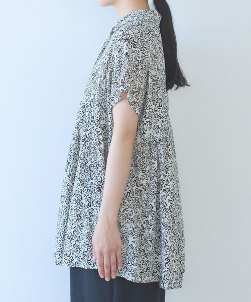 yuni(ユニ )の「rayon cupla cotton flower print open peprum tunic(シャツ/ブラウス・レディース・アイボリー/グリーン・FREE)」の11枚目の写真