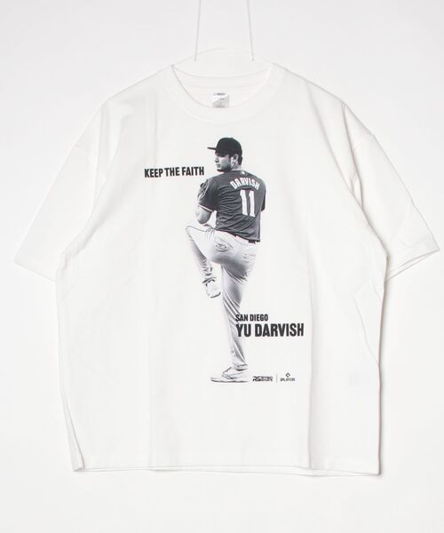 FREAK'S STORE（フリークスストア）の「MLB PLAYERS× RYNO SPORTS ×FREAK’S STORE 別注 【DARVISH】WIDE SHOT PHOTO TEE（Tシャツ/カットソー・メンズ・ブラック/ホワイト・MEDIUM/LARGE/SMALL/ONE SIZE）」の2枚目の写真