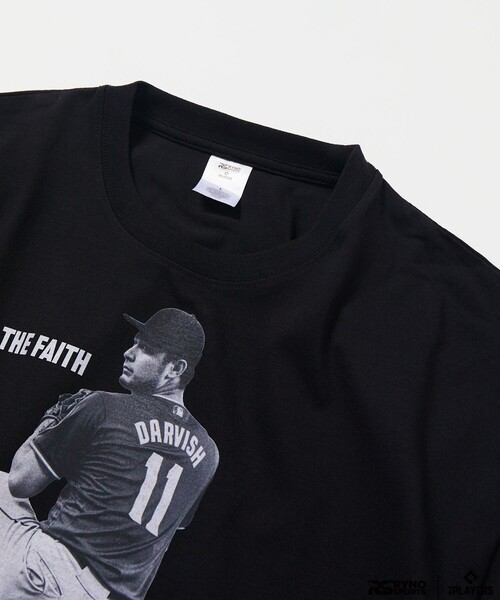 FREAK'S STORE（フリークスストア）の「MLB PLAYERS× RYNO SPORTS ×FREAK’S STORE 別注 【DARVISH】WIDE SHOT PHOTO TEE（Tシャツ/カットソー・メンズ・ブラック/ホワイト・MEDIUM/LARGE/SMALL/ONE SIZE）」の3枚目の写真
