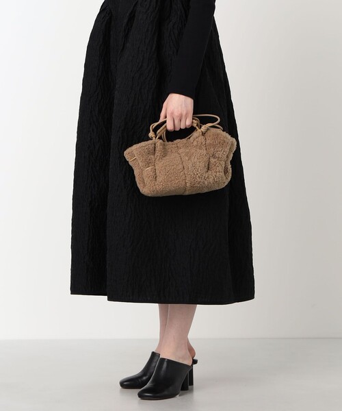 HEREU（ヘリュー）の「HEREU Arta Mini Curly Shearling ムートンバッグ（ショルダーバッグ・レディース・キャメル・FREE）」の2枚目の写真