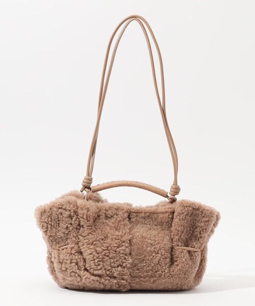 HEREU（ヘリュー）の「HEREU Arta Mini Curly Shearling ムートンバッグ（ショルダーバッグ・レディース・キャメル・FREE）」の4枚目の写真
