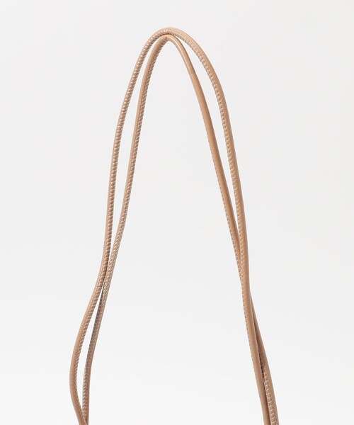 HEREU（ヘリュー）の「HEREU Arta Mini Curly Shearling ムートンバッグ（ショルダーバッグ・レディース・キャメル・FREE）」の6枚目の写真