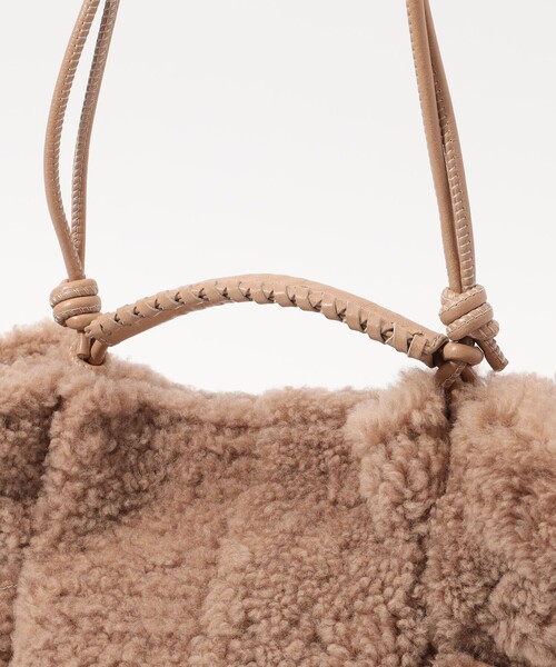 HEREU（ヘリュー）の「HEREU Arta Mini Curly Shearling ムートンバッグ（ショルダーバッグ・レディース・キャメル・FREE）」の7枚目の写真