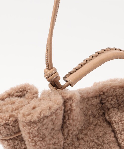 HEREU（ヘリュー）の「HEREU Arta Mini Curly Shearling ムートンバッグ（ショルダーバッグ・レディース・キャメル・FREE）」の9枚目の写真
