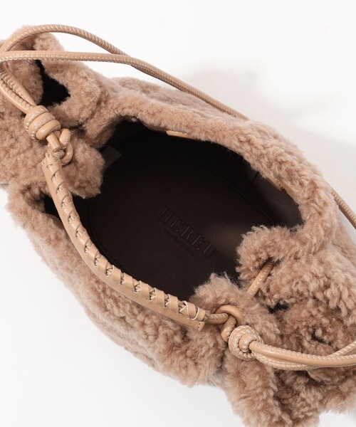 HEREU（ヘリュー）の「HEREU Arta Mini Curly Shearling ムートンバッグ（ショルダーバッグ・レディース・キャメル・FREE）」の10枚目の写真