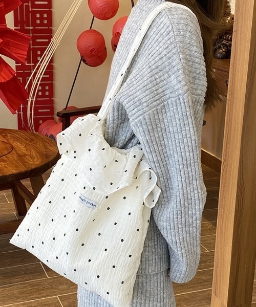 SHEPP(シープ)の「【A4サイズ対応可】ワッシャーフラワー ショルダーバッグ / ドット 小花柄 トートバッグ(ショルダーバッグ・レディース・ブラック/ホワイト/レッド・F)」の1枚目の写真