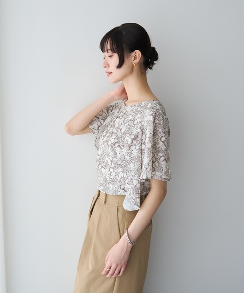 YECCA VECCA(イェッカヴェッカ)の「ラインフルーツ柄ラッフルブラウス(シャツ/ブラウス・レディース・ブラック/ベージュ・FREE)」の1枚目の写真