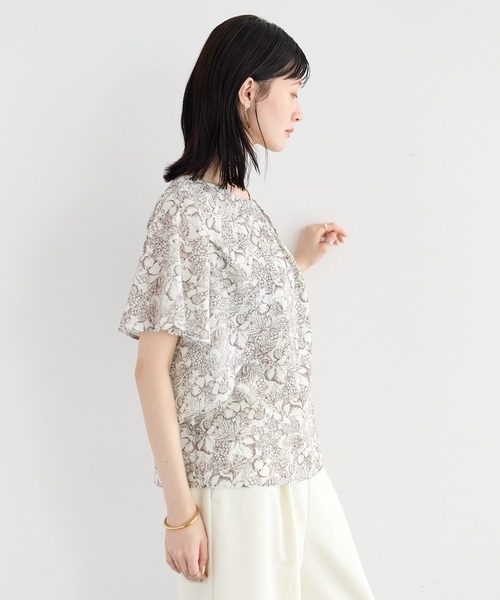 YECCA VECCA(イェッカヴェッカ)の「ラインフルーツ柄ラッフルブラウス(シャツ/ブラウス・レディース・ブラック/ベージュ・FREE)」の5枚目の写真