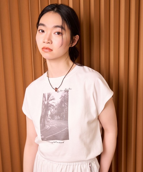 mysty woman(ミスティウーマン)の「【UVカット/接触冷感/吸水速乾機能付き】モノクロフォトショートT半袖 678689(Tシャツ/カットソー・レディース・オフホワイト/ブラック・FREE)」の1枚目の写真