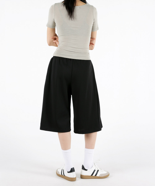 UMM（ウム）の「レディース サイドピンタック 切り替え バミューダパンツ 3COLOR（その他パンツ・レディース・ライトグレー/ブラック/グレー系・MEDIUM/LARGE/X-LARGE）」の16枚目の写真