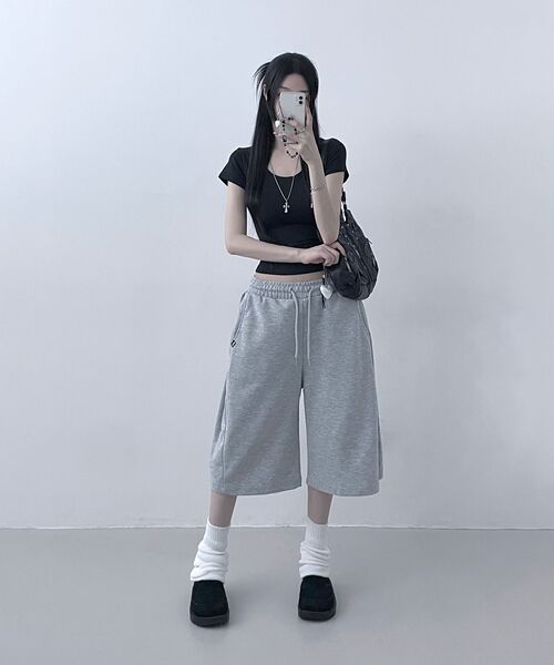 UMM（ウム）の「レディース サイドピンタック 切り替え バミューダパンツ 3COLOR（その他パンツ・レディース・ライトグレー/ブラック/グレー系・MEDIUM/LARGE/X-LARGE）」の4枚目の写真