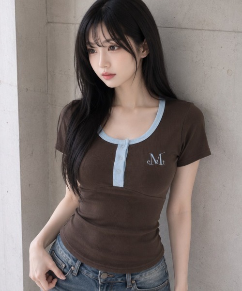 MUCENT（ムセント）の「A'GEM/9 × .kom 『MUCENT/ムセント』 COLOR-POP BUTTON CROP HALF TEE/カラーポップボタンクロップ半袖Tシャツ（Tシャツ/カットソー・レディース・グレー/ブラック/ブラウン・FREE）」の3枚目の写真