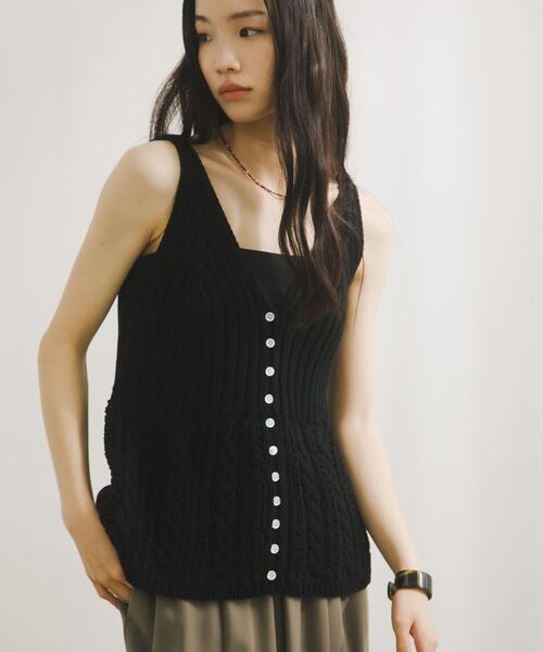 URBAN RESEARCH DOORS(アーバンリサーチドアーズ)の「Button Cotton Knit Vest(ベスト・レディース・ベージュ/ブラック・FREE)」の1枚目の写真