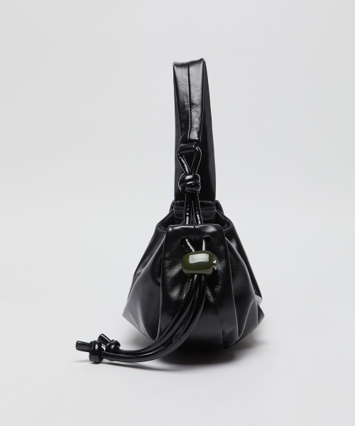 Archivepke(アーカイブエプク)の「Small fling carry bag(Glossy black)_OVBAX26051GBK(ショルダーバッグ・レディース・その他・OS)」の2枚目の写真