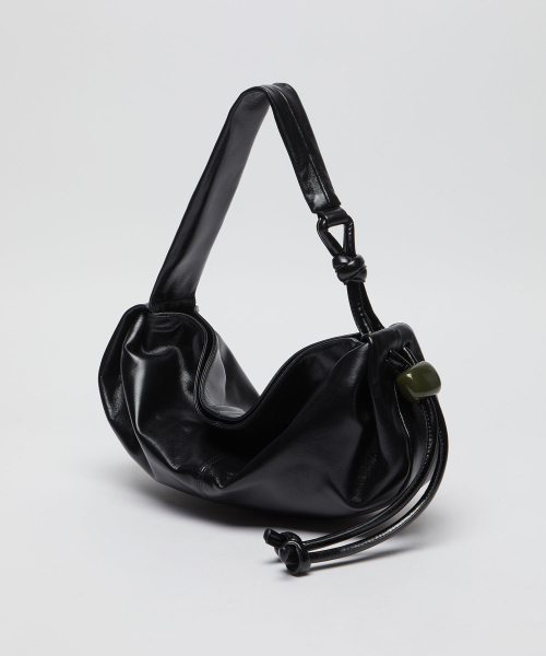 Archivepke(アーカイブエプク)の「Small fling carry bag(Glossy black)_OVBAX26051GBK(ショルダーバッグ・レディース・その他・OS)」の3枚目の写真
