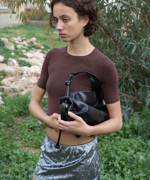Archivepke(アーカイブエプク)の「Small fling carry bag(Glossy black)_OVBAX26051GBK(ショルダーバッグ・レディース・その他・OS)」の4枚目の写真