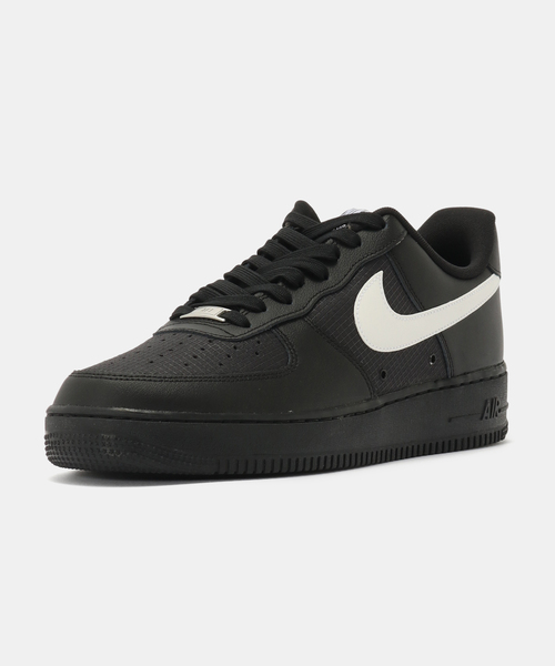 NIKE(ナイキ)の「NIKE AIR FORCE 1 '07 LV8 TECH IR0952-001(スニーカー・メンズ・ブラック・26cm/26.5cm/27cm/27.5cm/28cm/28.5cm/29cm)」の3枚目の写真