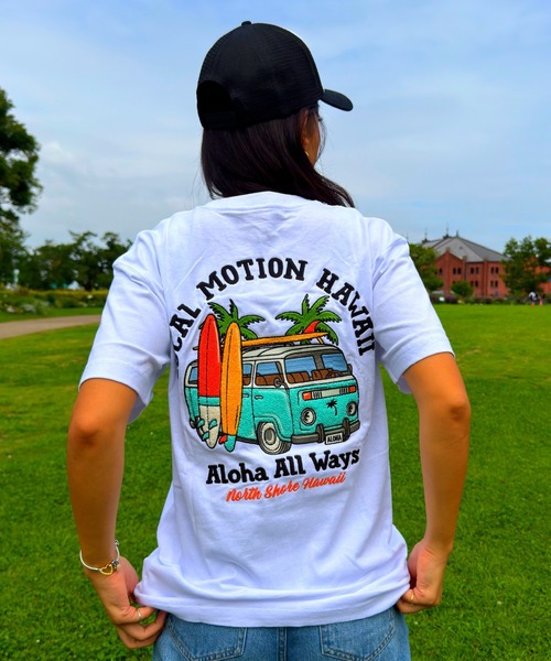 LOCALMOTION HAWAII(ローカルモーション ハワイ)の「サーフバス柄サガラ刺繍Tシャツ(Tシャツ/カットソー・メンズ・グリーン/ホワイト/チャコールグレー・SMALL/MEDIUM/LARGE/X-LARGE)」の2枚目の写真