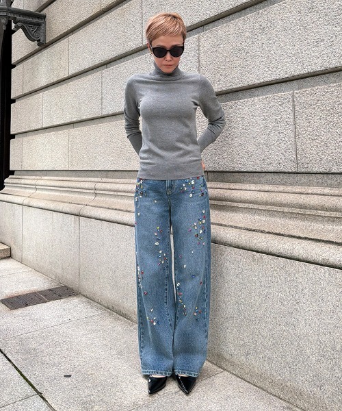JENNE（ジェンヌ）の「手刺繍マルチカラービジューデニム（デニムパンツ・レディース・ブルー系その他・SMALL/MEDIUM）」の2枚目の写真