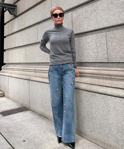 JENNE（ジェンヌ）の「手刺繍マルチカラービジューデニム（デニムパンツ・レディース・ブルー系その他・SMALL/MEDIUM）」の5枚目の写真