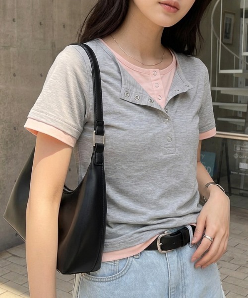 La-gemme(ラジェム)の「レイヤード風デザインのバイカラーヘンリーネック Tシャツ/アレンジ自在/伸縮生地(Tシャツ/カットソー・レディース・グレー/ネイビー/ブラック・フリー)」の3枚目の写真