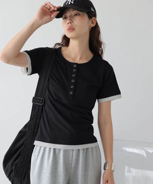 La-gemme(ラジェム)の「レイヤード風デザインのバイカラーヘンリーネック Tシャツ/アレンジ自在/伸縮生地(Tシャツ/カットソー・レディース・グレー/ネイビー/ブラック・フリー)」の4枚目の写真