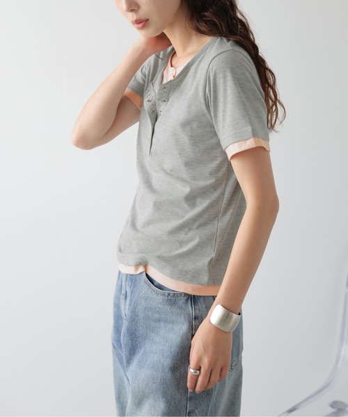 La-gemme(ラジェム)の「レイヤード風デザインのバイカラーヘンリーネック Tシャツ/アレンジ自在/伸縮生地(Tシャツ/カットソー・レディース・グレー/ネイビー/ブラック・フリー)」の17枚目の写真