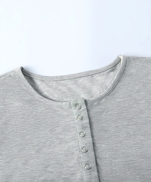 La-gemme(ラジェム)の「レイヤード風デザインのバイカラーヘンリーネック Tシャツ/アレンジ自在/伸縮生地(Tシャツ/カットソー・レディース・グレー/ネイビー/ブラック・フリー)」の10枚目の写真