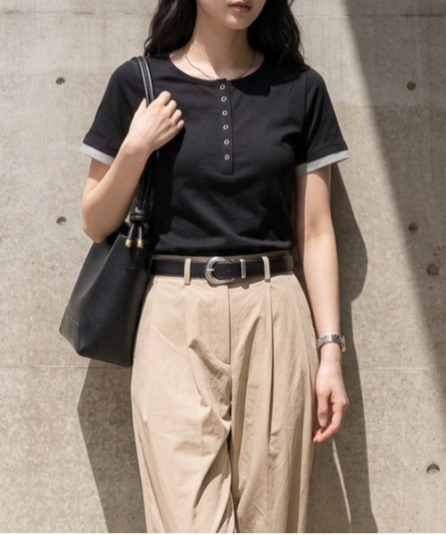 La-gemme(ラジェム)の「レイヤード風デザインのバイカラーヘンリーネック Tシャツ/アレンジ自在/伸縮生地(Tシャツ/カットソー・レディース・グレー/ネイビー/ブラック・フリー)」の19枚目の写真