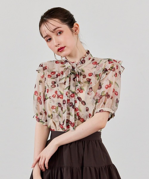 Audie a Muses(オーディアミューズ)の「ロゴチェリープリントブラウス(シャツ/ブラウス・レディース・ベージュ/ブラック・42/38)」の1枚目の写真