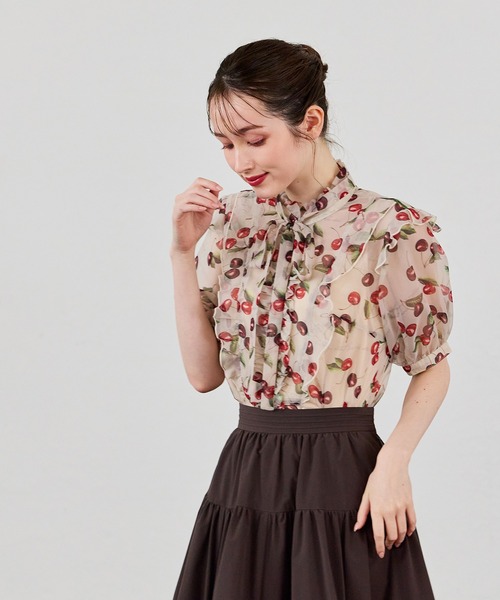 Audie a Muses(オーディアミューズ)の「ロゴチェリープリントブラウス(シャツ/ブラウス・レディース・ベージュ/ブラック・42/38)」の4枚目の写真