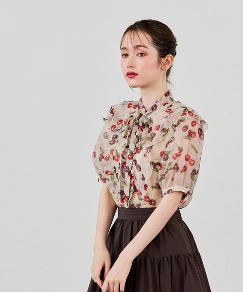 Audie a Muses(オーディアミューズ)の「ロゴチェリープリントブラウス(シャツ/ブラウス・レディース・ベージュ/ブラック・42/38)」の5枚目の写真