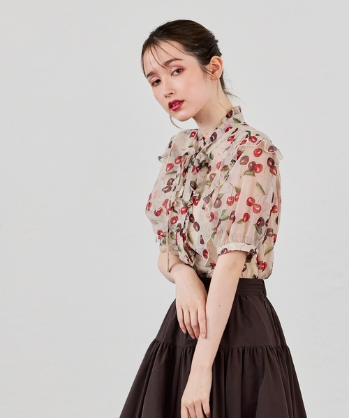 Audie a Muses(オーディアミューズ)の「ロゴチェリープリントブラウス(シャツ/ブラウス・レディース・ベージュ/ブラック・42/38)」の6枚目の写真