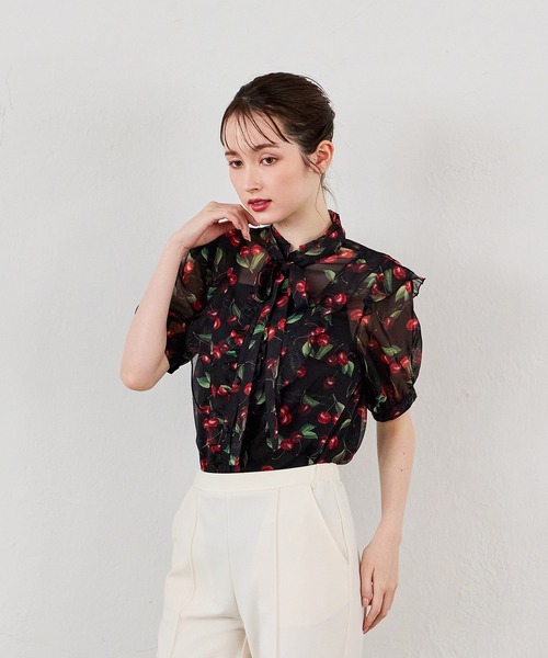 Audie a Muses(オーディアミューズ)の「ロゴチェリープリントブラウス(シャツ/ブラウス・レディース・ベージュ/ブラック・42/38)」の10枚目の写真