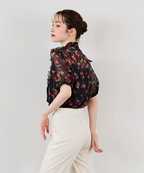 Audie a Muses(オーディアミューズ)の「ロゴチェリープリントブラウス(シャツ/ブラウス・レディース・ベージュ/ブラック・42/38)」の11枚目の写真