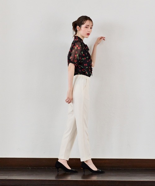 Audie a Muses(オーディアミューズ)の「ロゴチェリープリントブラウス(シャツ/ブラウス・レディース・ベージュ/ブラック・42/38)」の14枚目の写真