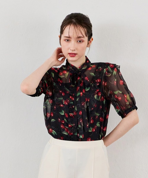 Audie a Muses(オーディアミューズ)の「ロゴチェリープリントブラウス(シャツ/ブラウス・レディース・ベージュ/ブラック・42/38)」の12枚目の写真