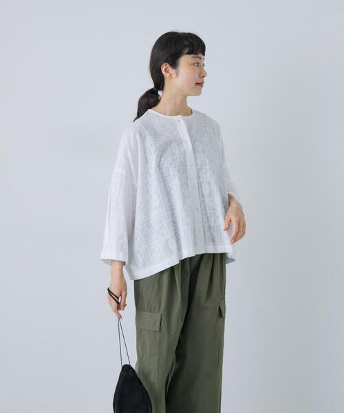 かぐれ（カグレ）の「コットンクロス刺しゅうワイドシャツ（シャツ/ブラウス・レディース・ネイビー/オフホワイト・FREE）」の6枚目の写真