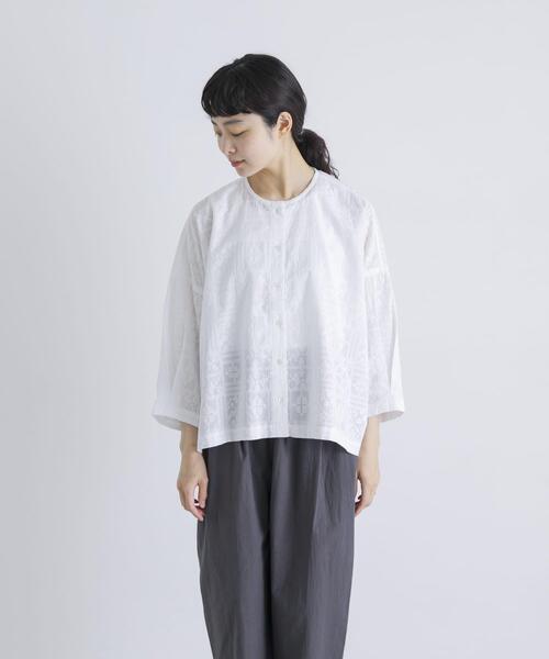 かぐれ（カグレ）の「コットンクロス刺しゅうワイドシャツ（シャツ/ブラウス・レディース・ネイビー/オフホワイト・FREE）」の10枚目の写真