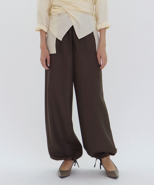 DRESSLAVE(ドレスレイブ)の「effortless cargo pants(エフォートレスカーゴパンツ)(カーゴパンツ・レディース・ブラウン/チャコールグレー・36/38)」の1枚目の写真
