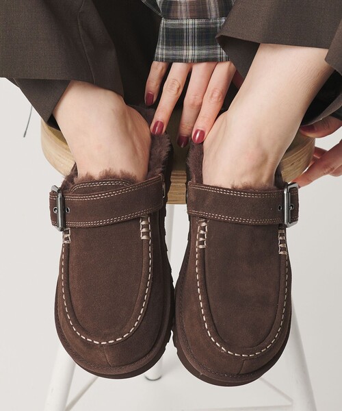 UGG(アグ)の「【国内EXCLUSIVE】<UGG>ゴールデンスター クロッグ サンダル スリッポン(モカシン/デッキシューズ・レディース・ダークブラウン/ナチュラル・5/6/7/8)」の5枚目の写真