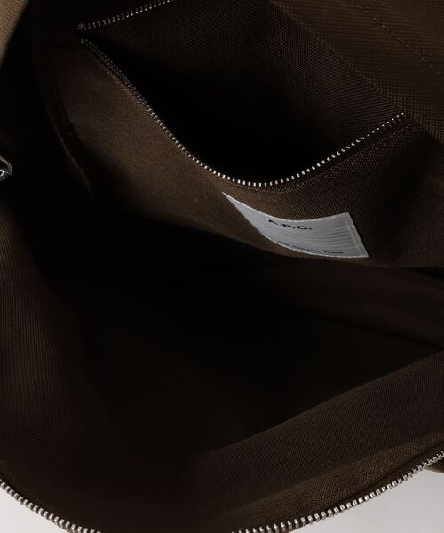 A.P.C.(アーペーセー)の「SAC A DOS BACKSTAGE(バックパック/リュック・メンズ・カーキ・ONESIZE)」の4枚目の写真