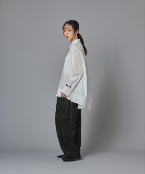terrace（テラス）の「サーキュラードレープチュニックシャツ（シャツ/ブラウス・レディース・ブラック/オフホワイト/チャコール・FREE）」の11枚目の写真