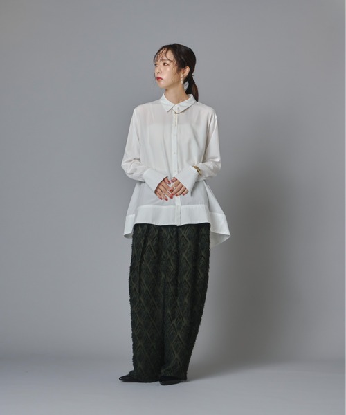 terrace（テラス）の「サーキュラードレープチュニックシャツ（シャツ/ブラウス・レディース・ブラック/オフホワイト/チャコール・FREE）」の12枚目の写真